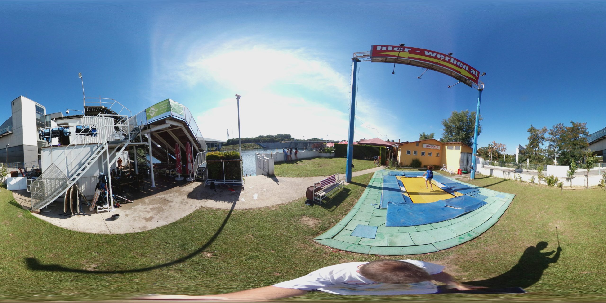 360° Panorama zwischen Trampolin und Clubhaus